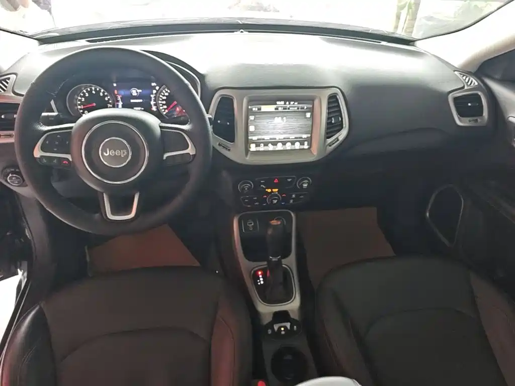 Jeep Compass 2018 — фото 10