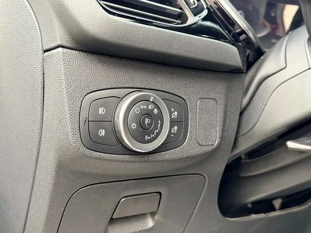 Ford Focus 2022 — фото 14
