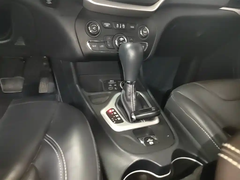 Jeep Cherokee 2017 — фото 10