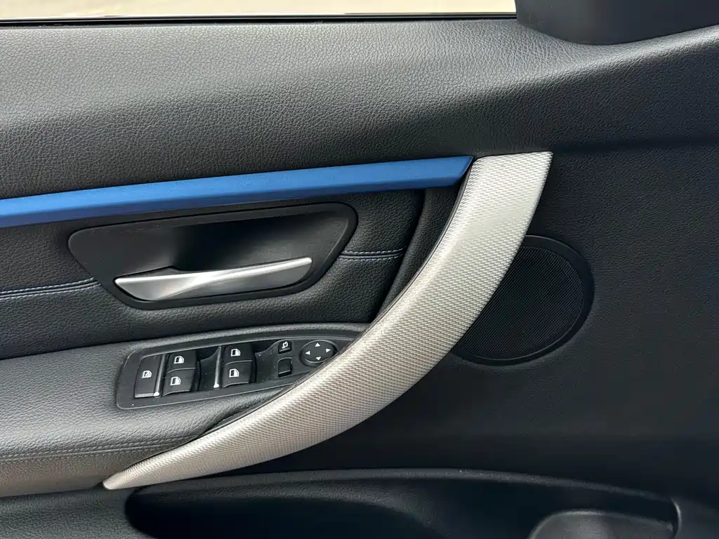 BMW 3 Series 2018 — фото 16
