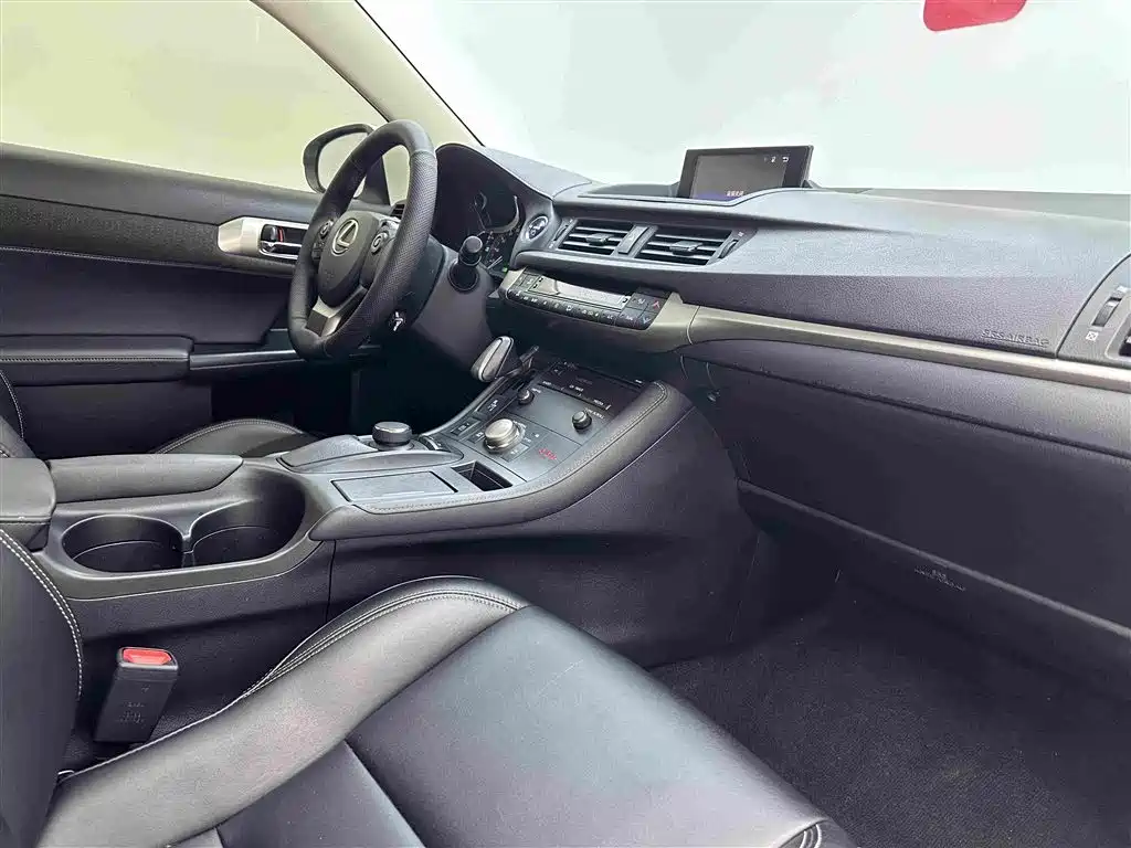 Lexus CT 2017 — фото 16