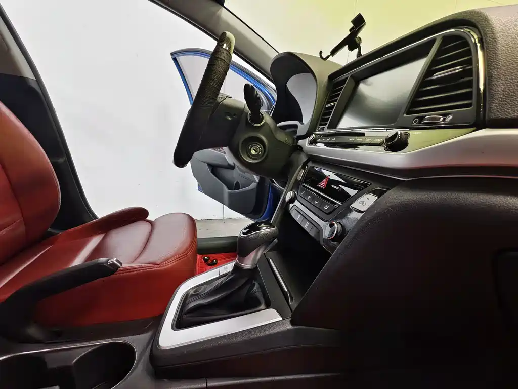 Hyundai Elantra 2016 — фото 15