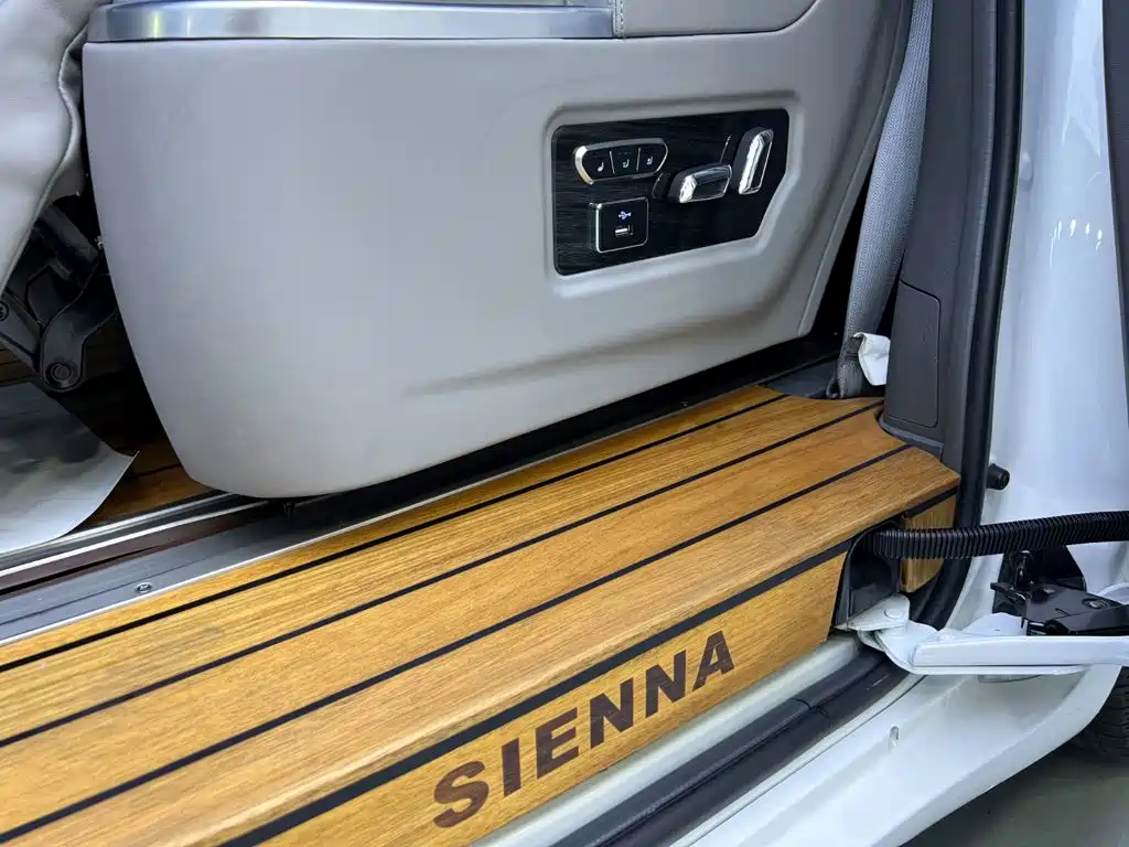 Toyota Sienna 2015 — фото 19