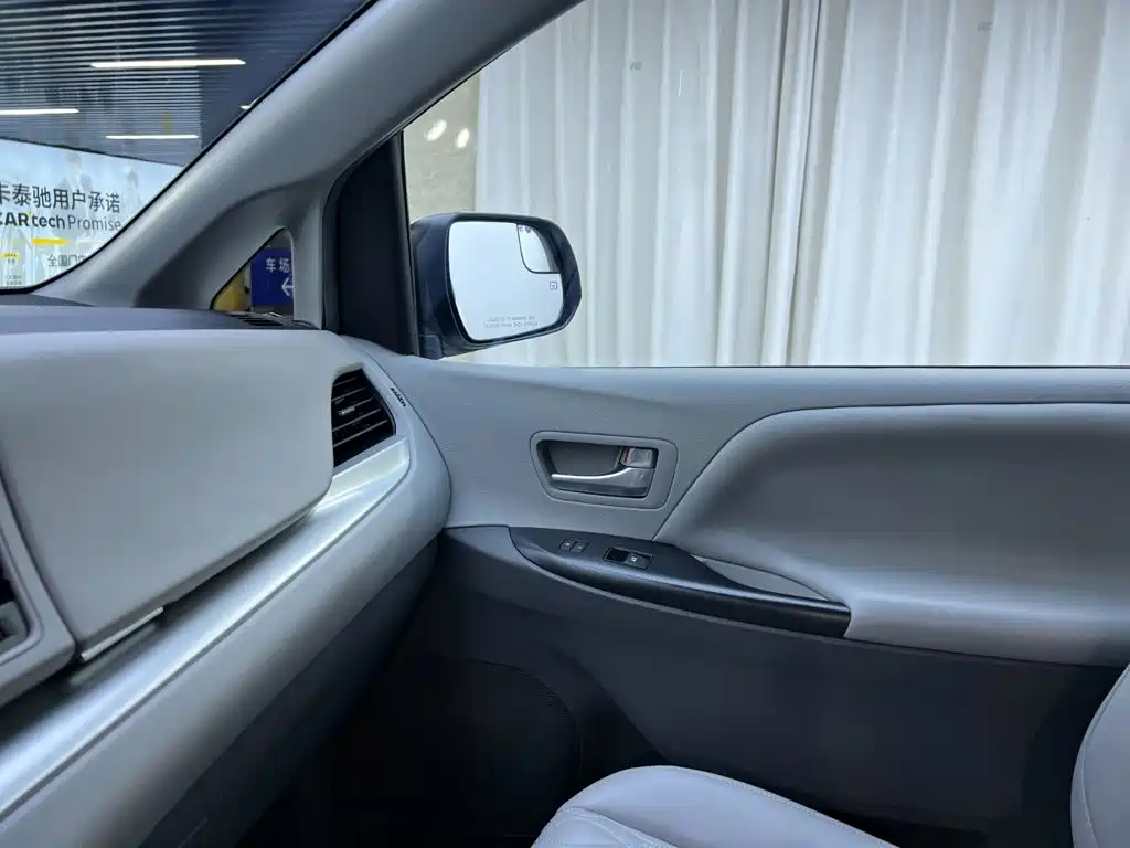 Toyota Sienna 2015 — фото 21