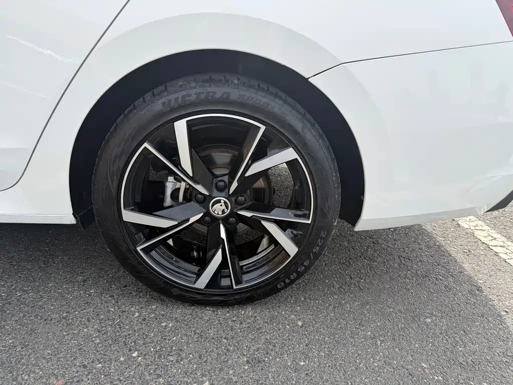 Skoda Octavia 2022 — фото 10