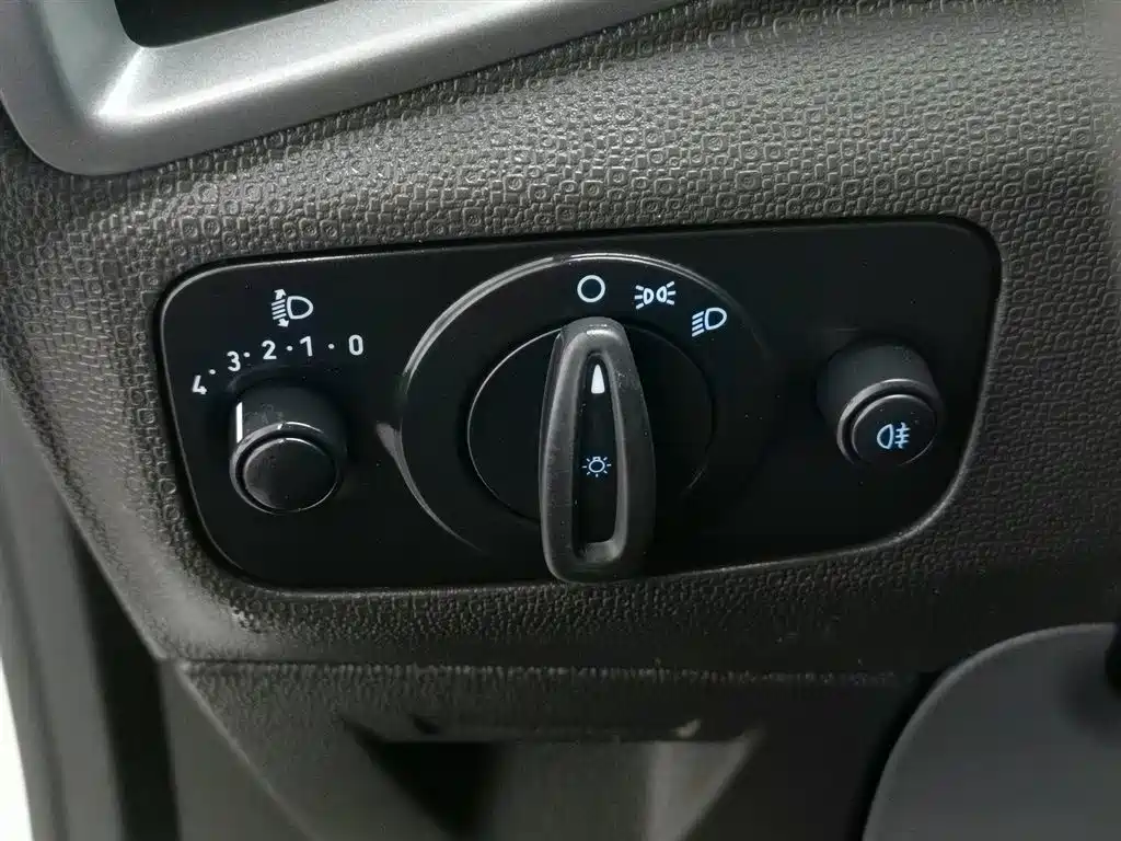 Ford Ecosport 2017 — фото 21