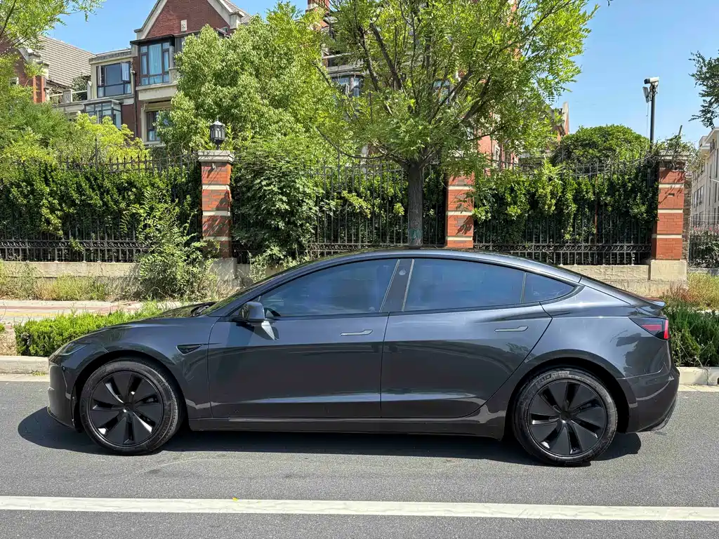 Tesla Model 3 2024