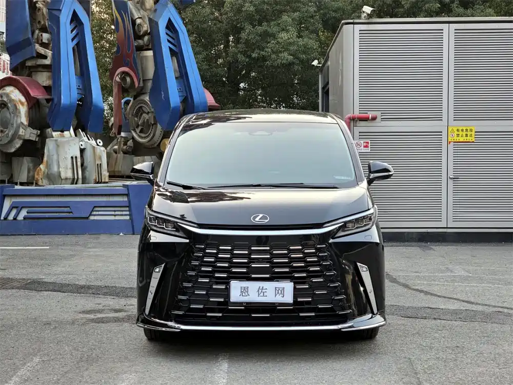 Lexus LM 2025