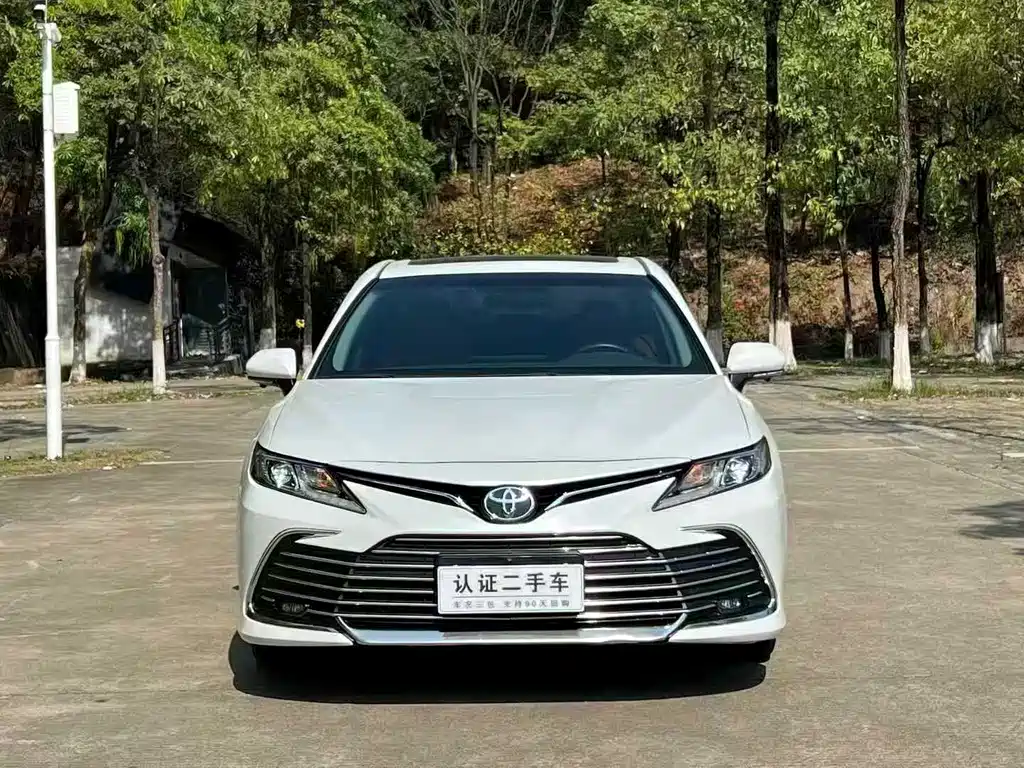 Toyota Camry 2022 — фото 2
