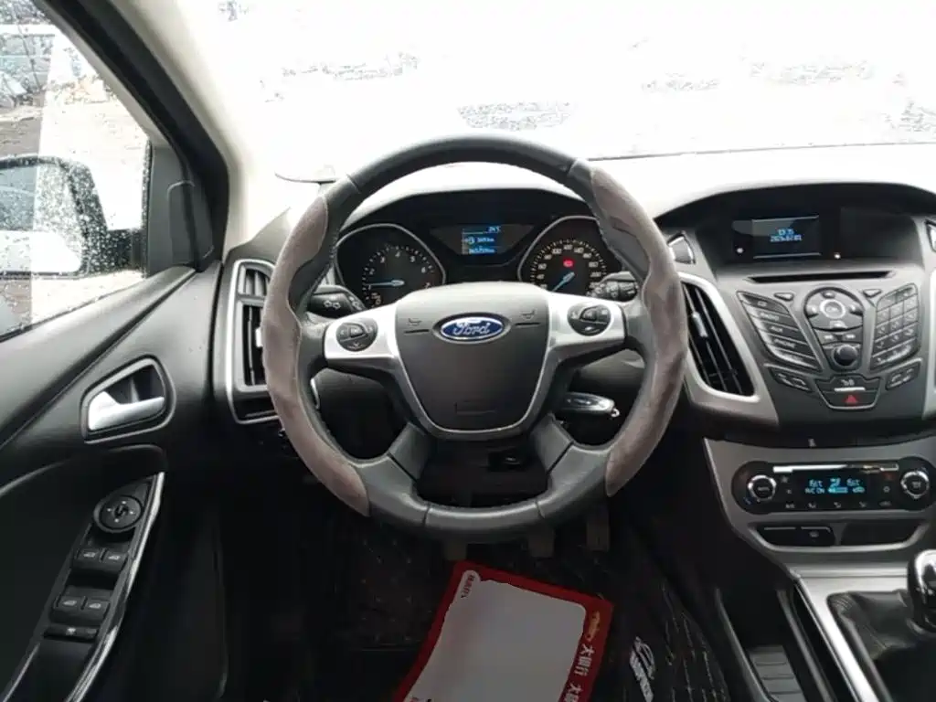 Ford Focus 2015 — фото 11