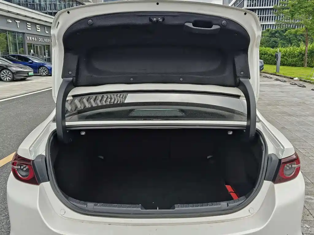 Mazda 3 Axela 2023 — фото 18