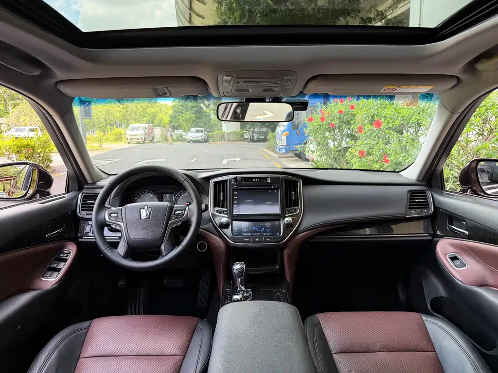 Toyota Crown 2018 — фото 10