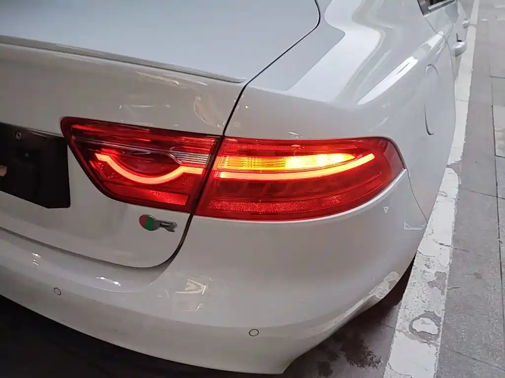 Jaguar XE 2017 — фото 8