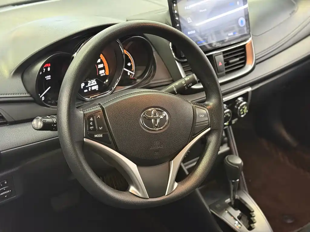 Toyota Yaris L 2022 — фото 7