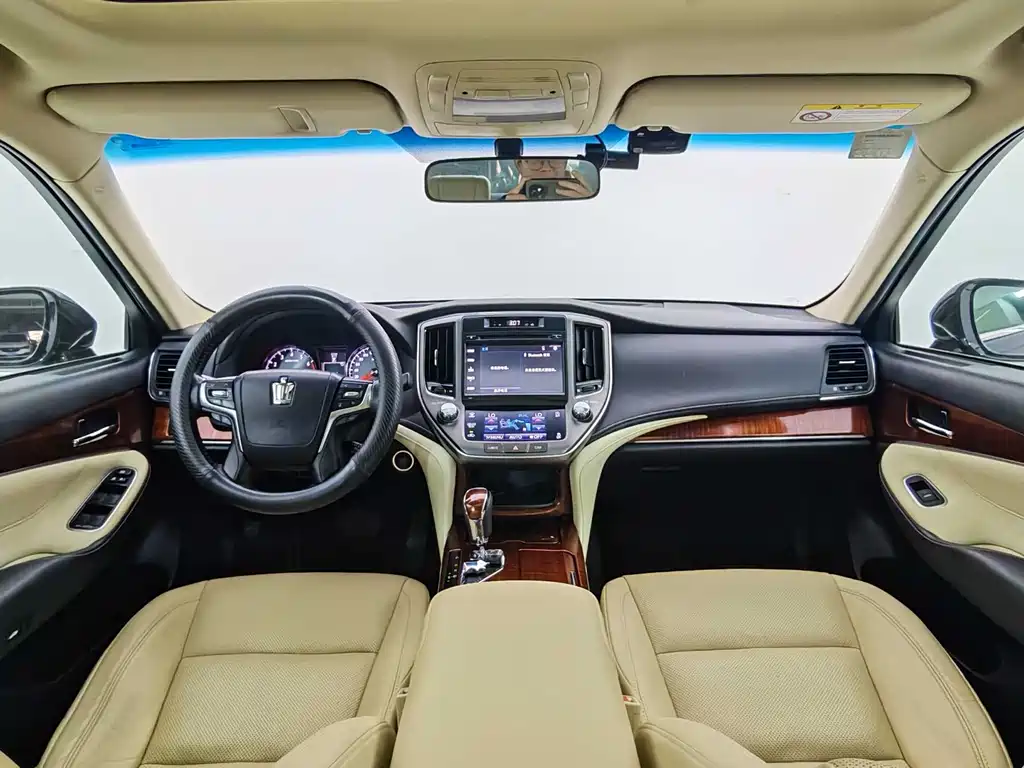Toyota Crown 2016 — фото 9