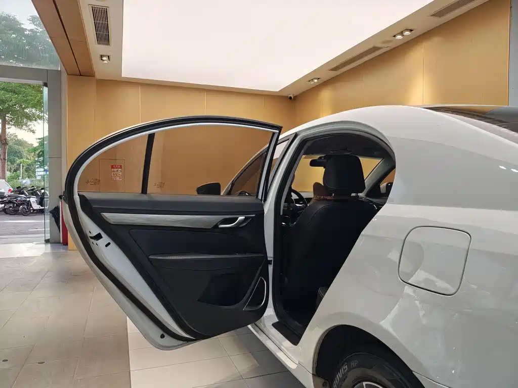 Geely Emgrand 2020 — фото 20