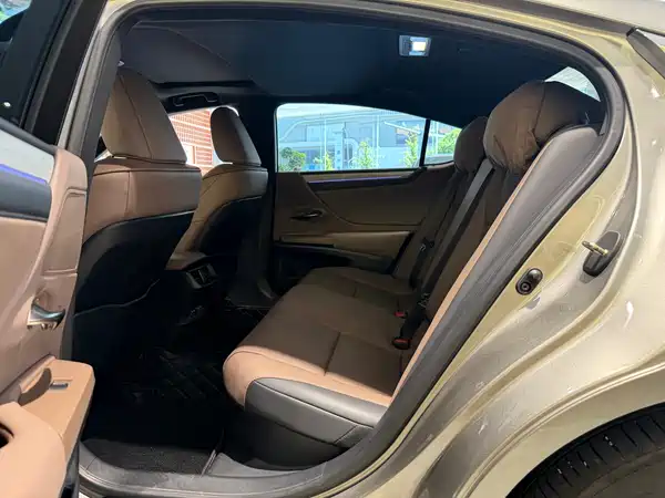 Lexus ES 2025