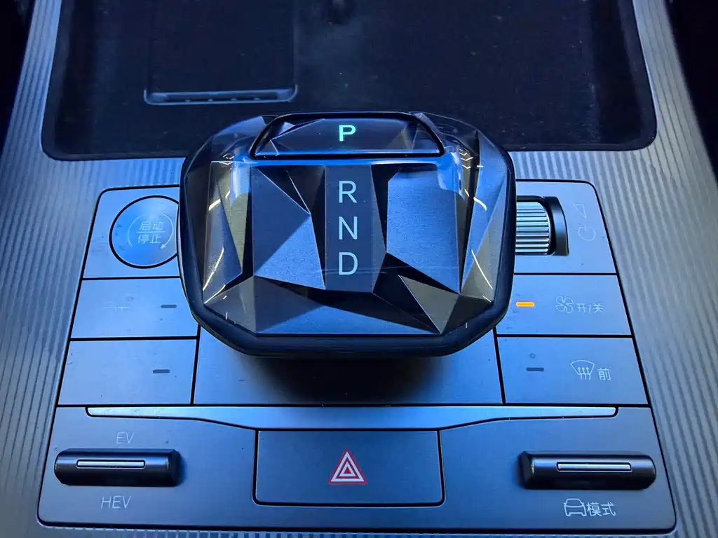 BYD L DM-i 2025 — фото 8