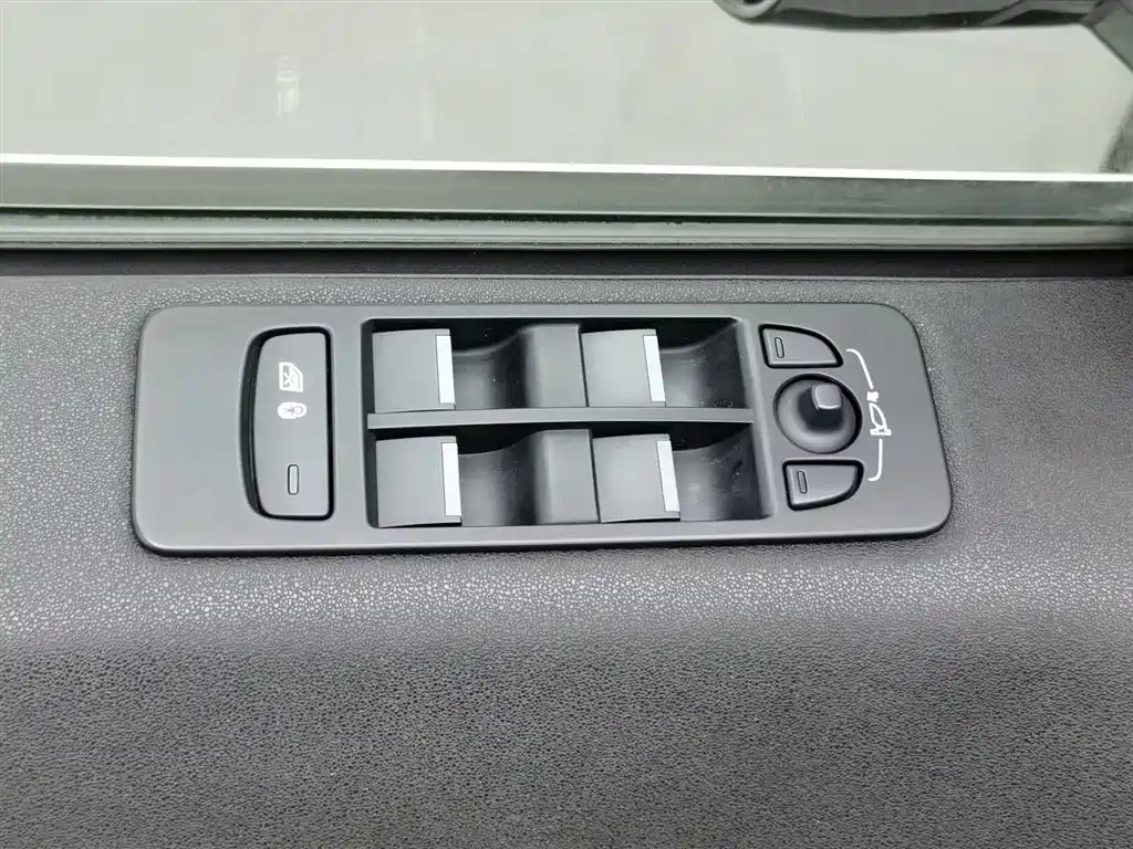 Land Rover Discovery Sport 2018 — фото 9