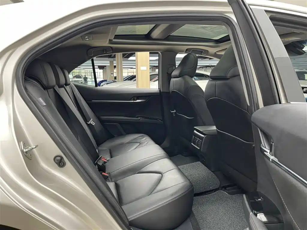 Toyota Camry 2019 — фото 19