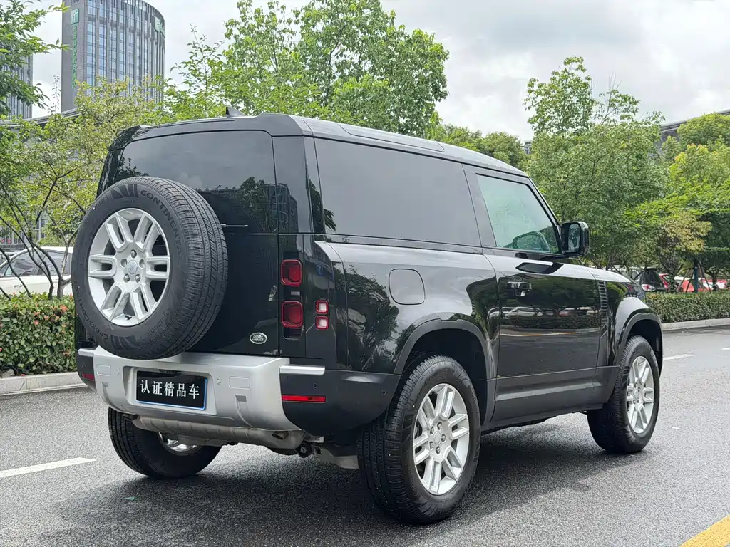 Land Rover Defender 2024