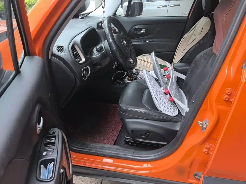 Jeep Renegade 2017 — фото 12