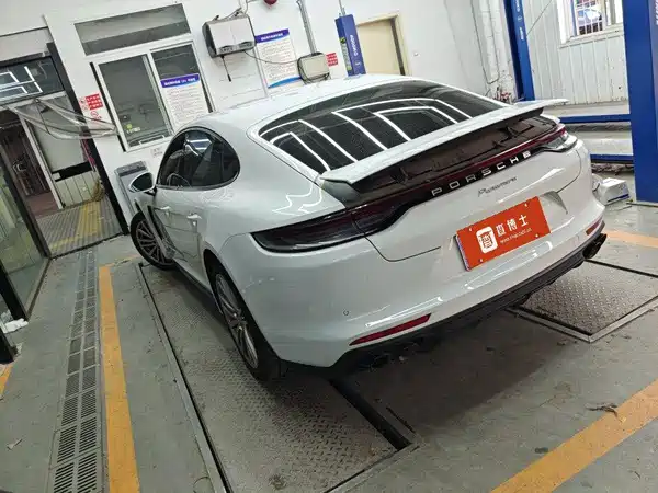 Porsche Panamera 2021