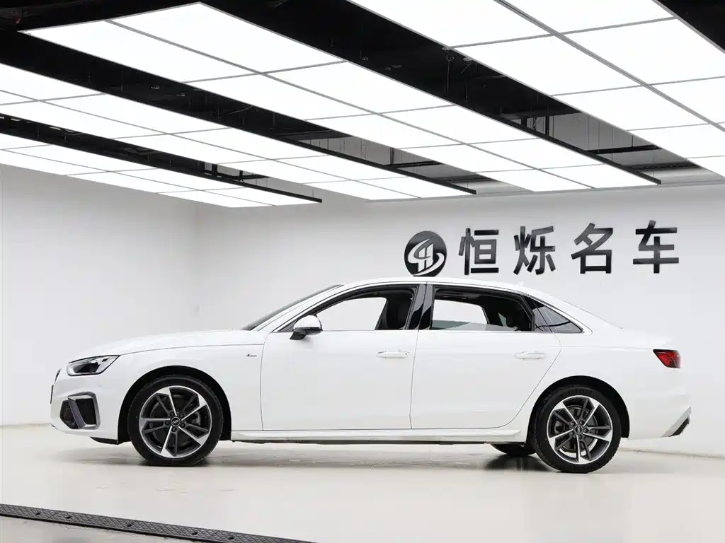 Audi A4L 2023 — фото 30