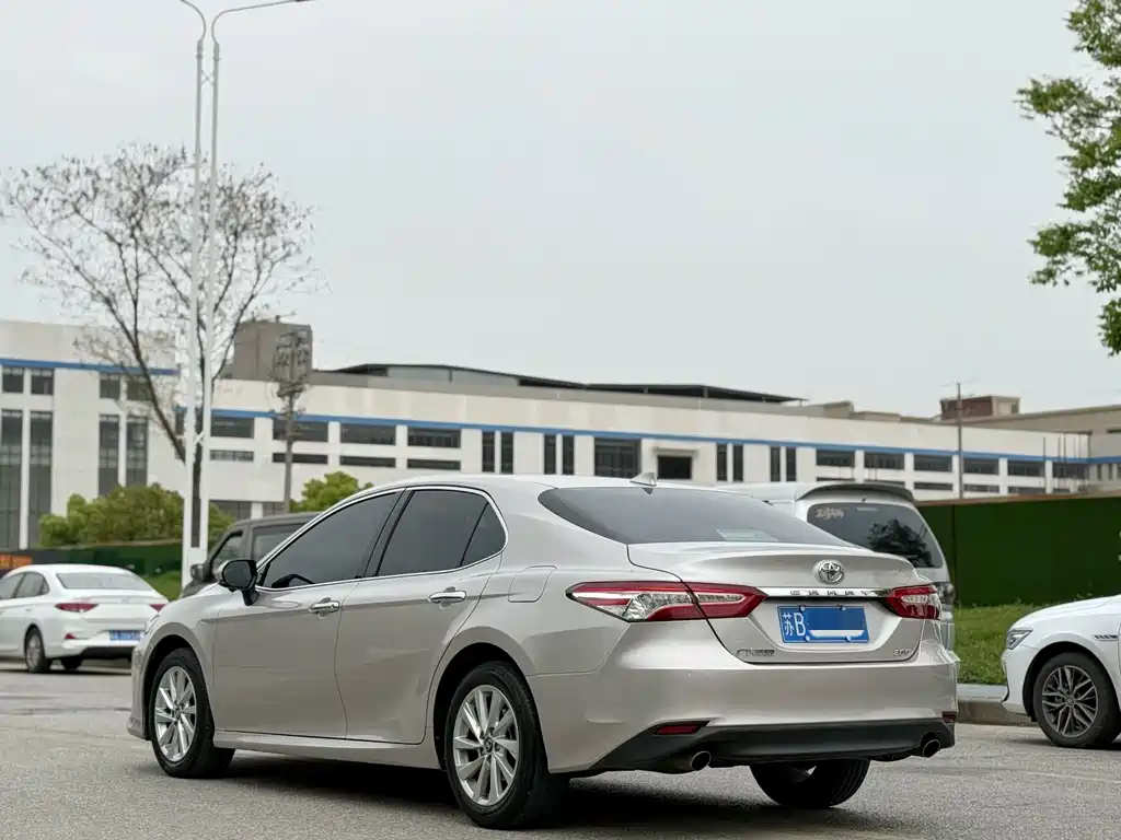 Toyota Camry 2022 — фото 7