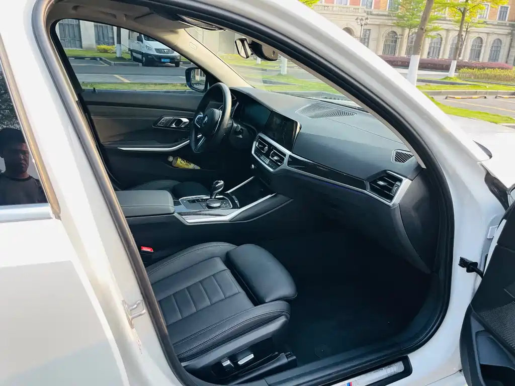 BMW 3 Series 2019 — фото 17