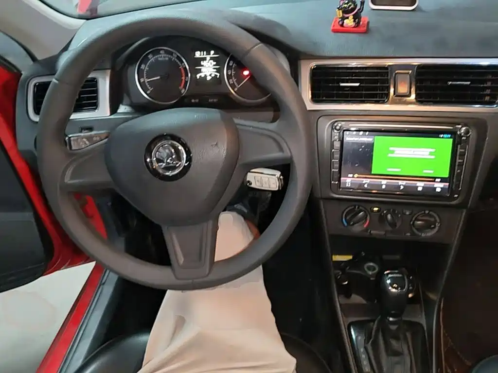 Skoda Rapid Spaceback 2015 — фото 10