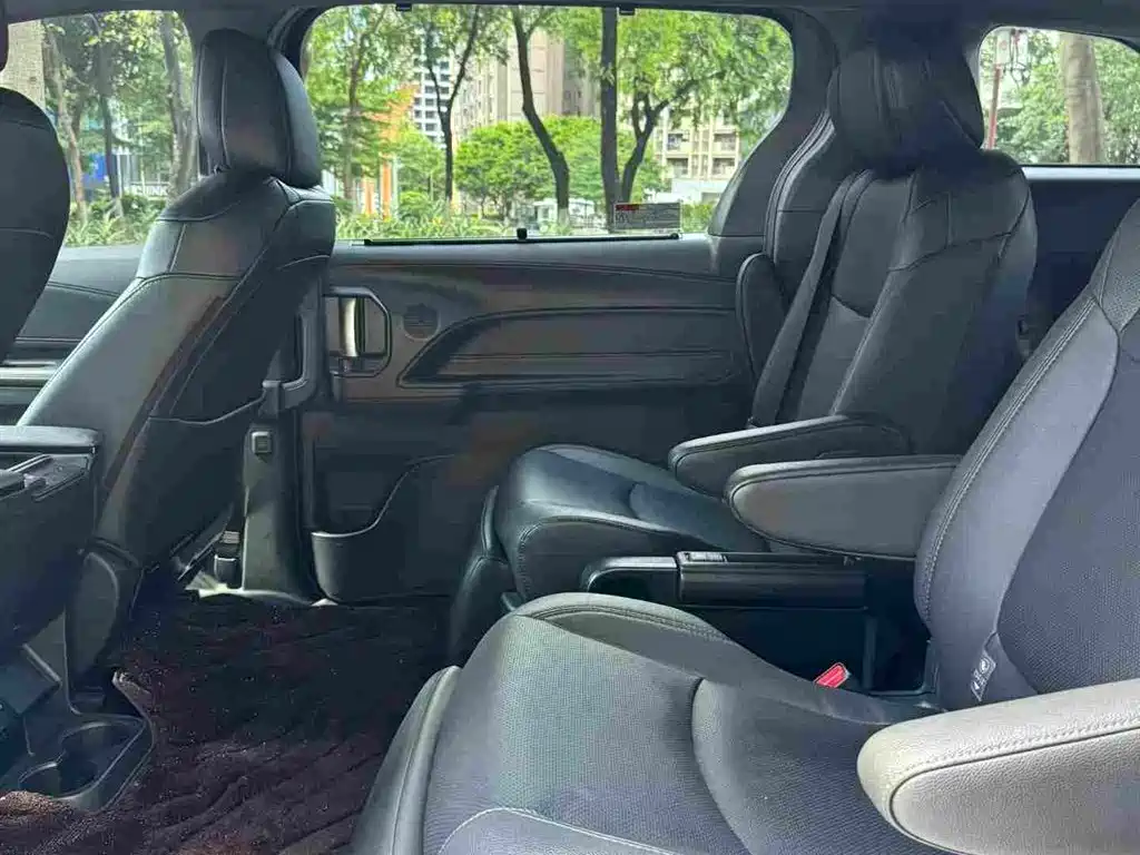 Toyota Sienna 2023 — фото 10