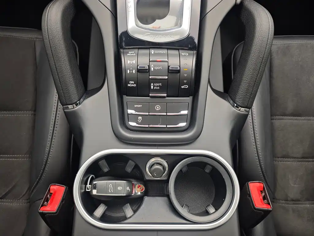 Porsche Cayenne 2016 — фото 23