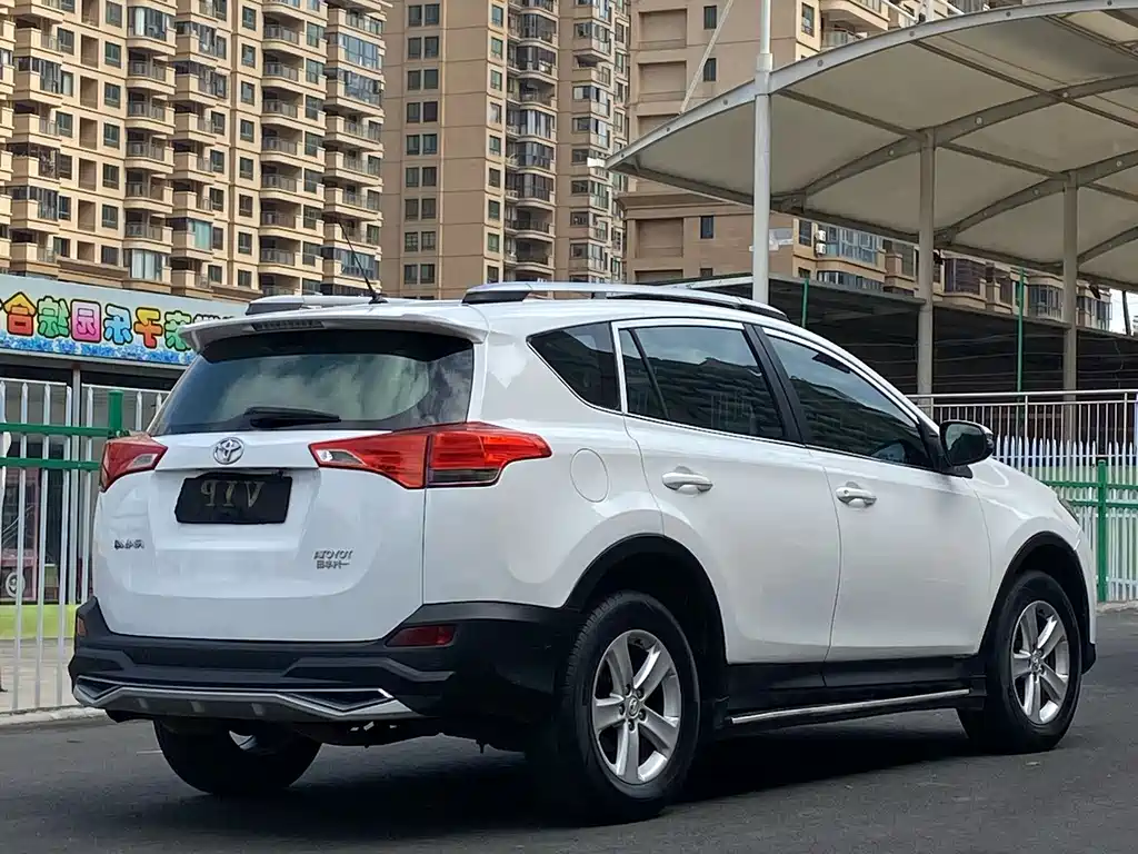 Toyota RAV4 2014 — фото 9