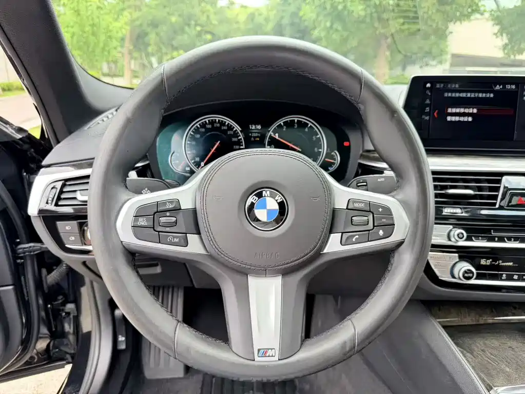 BMW 5 Series 2018 — фото 19