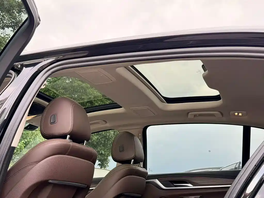 BMW 5 Series 2019 — фото 10