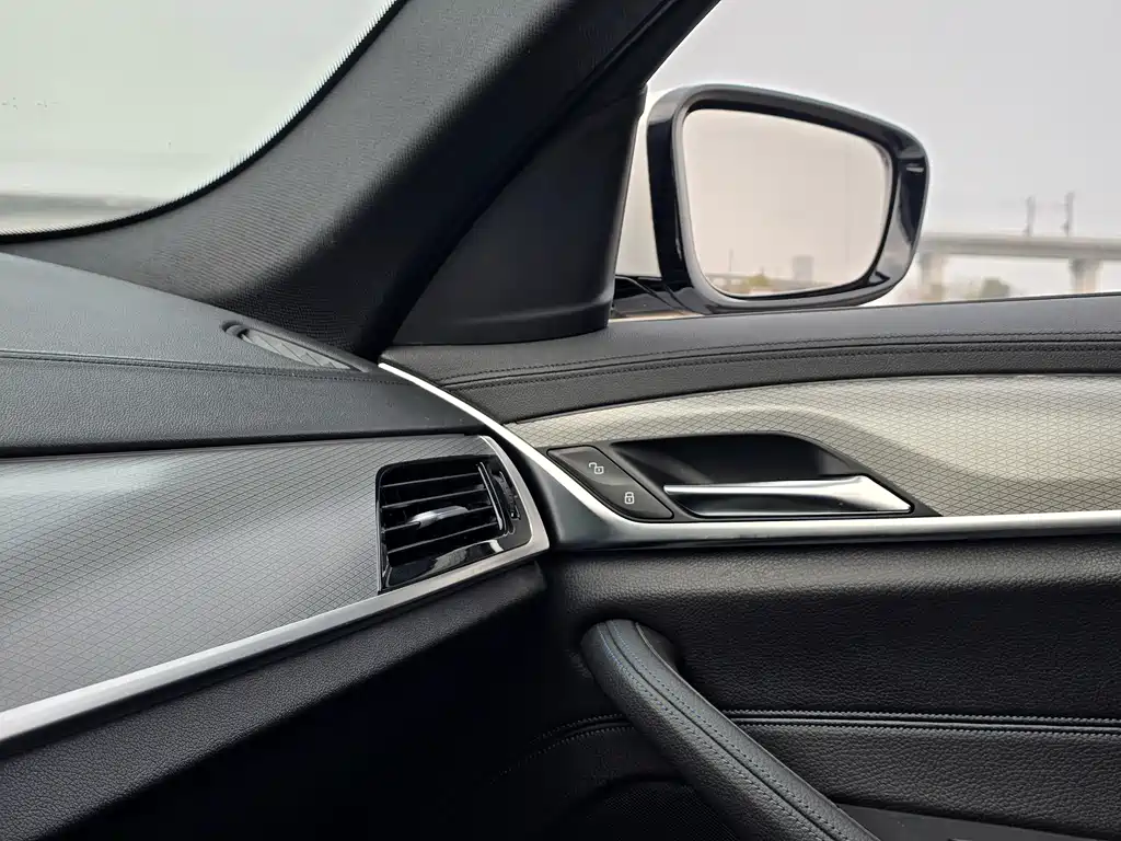 BMW 5 Series 2018 — фото 17