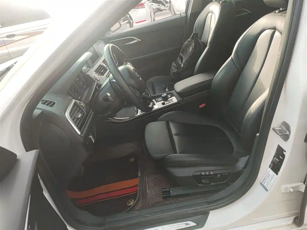 BMW 1 Series 2018 — фото 15