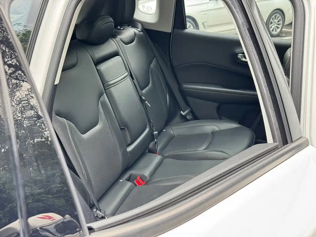 Jeep Compass 2017 — фото 19