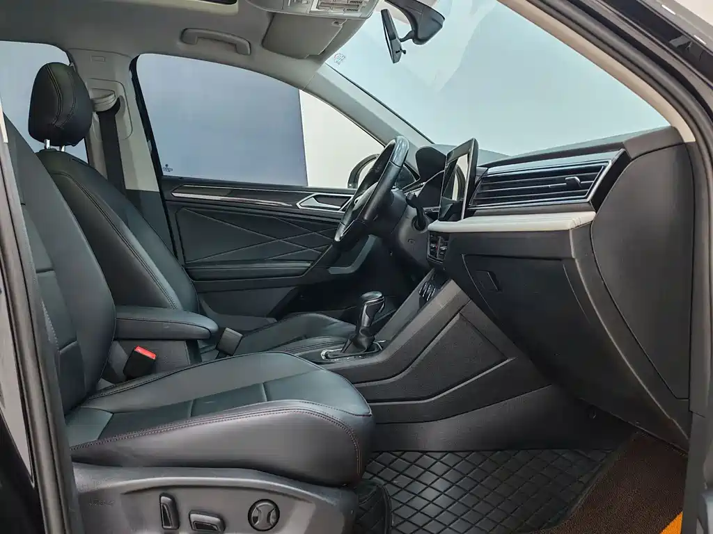 Volkswagen Tiguan L 2023 — фото 9