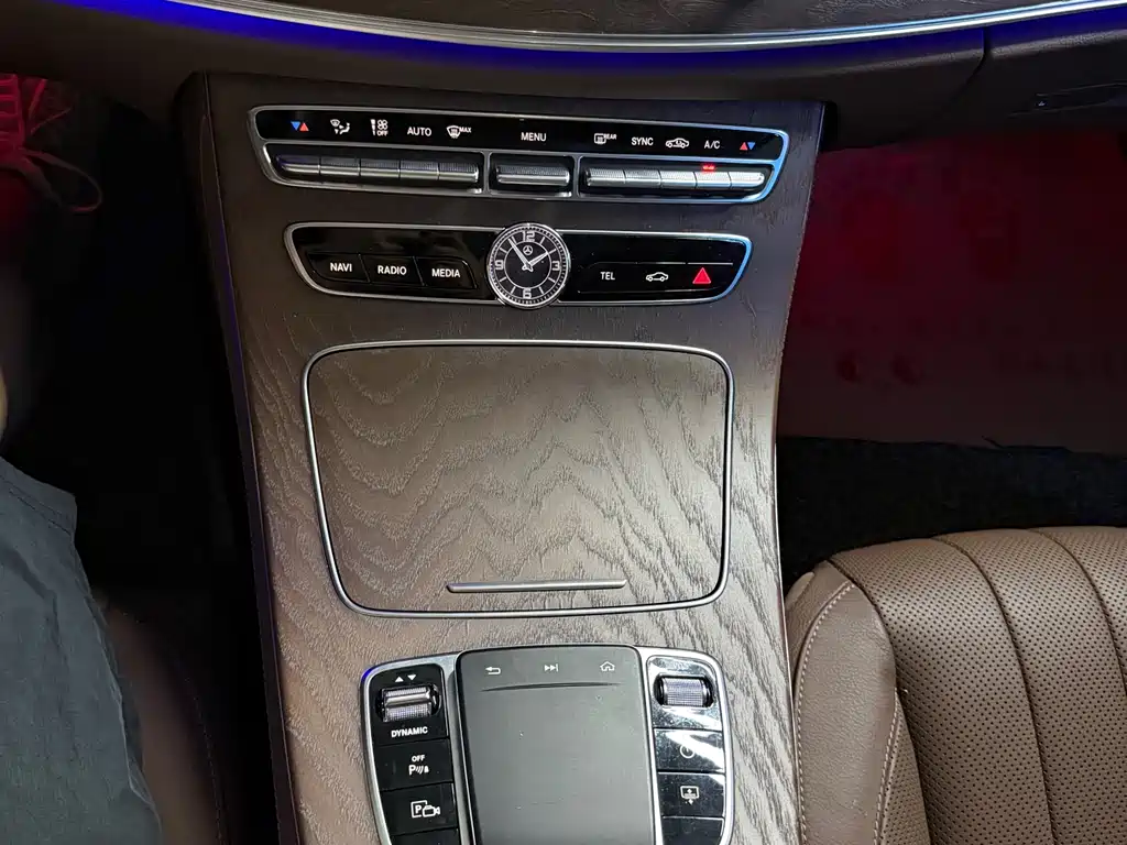 Mercedes-Benz E-Class 2020 — фото 17