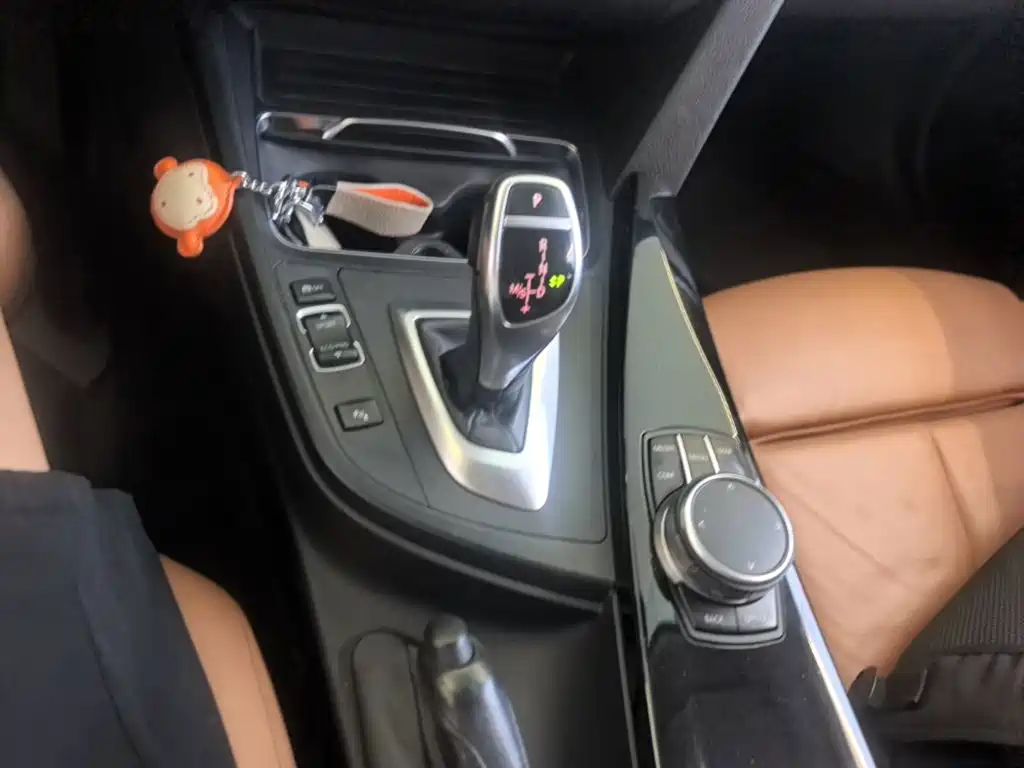 BMW 3 Series 2018 — фото 14