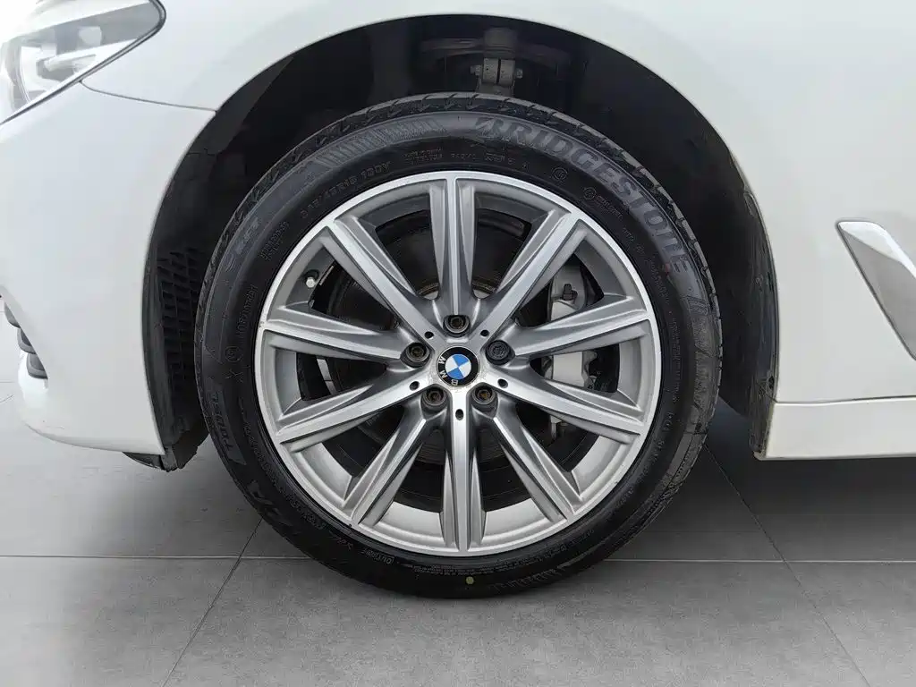 BMW 5 Series 2017 — фото 17