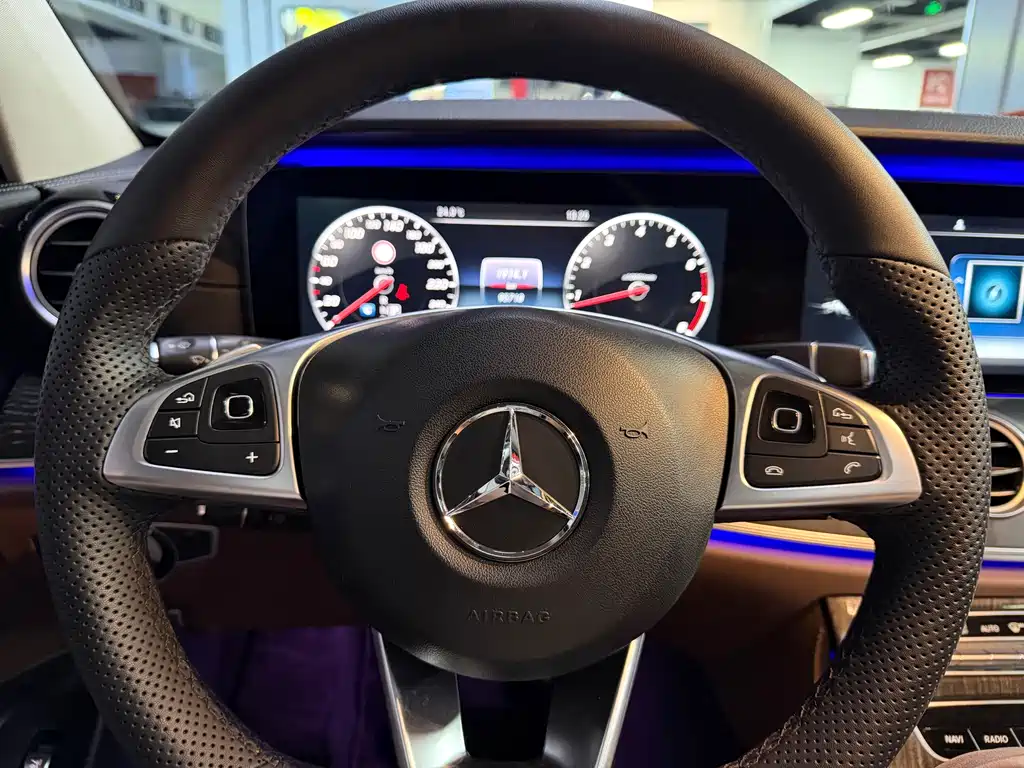 Mercedes-Benz E-Class 2017 — фото 20