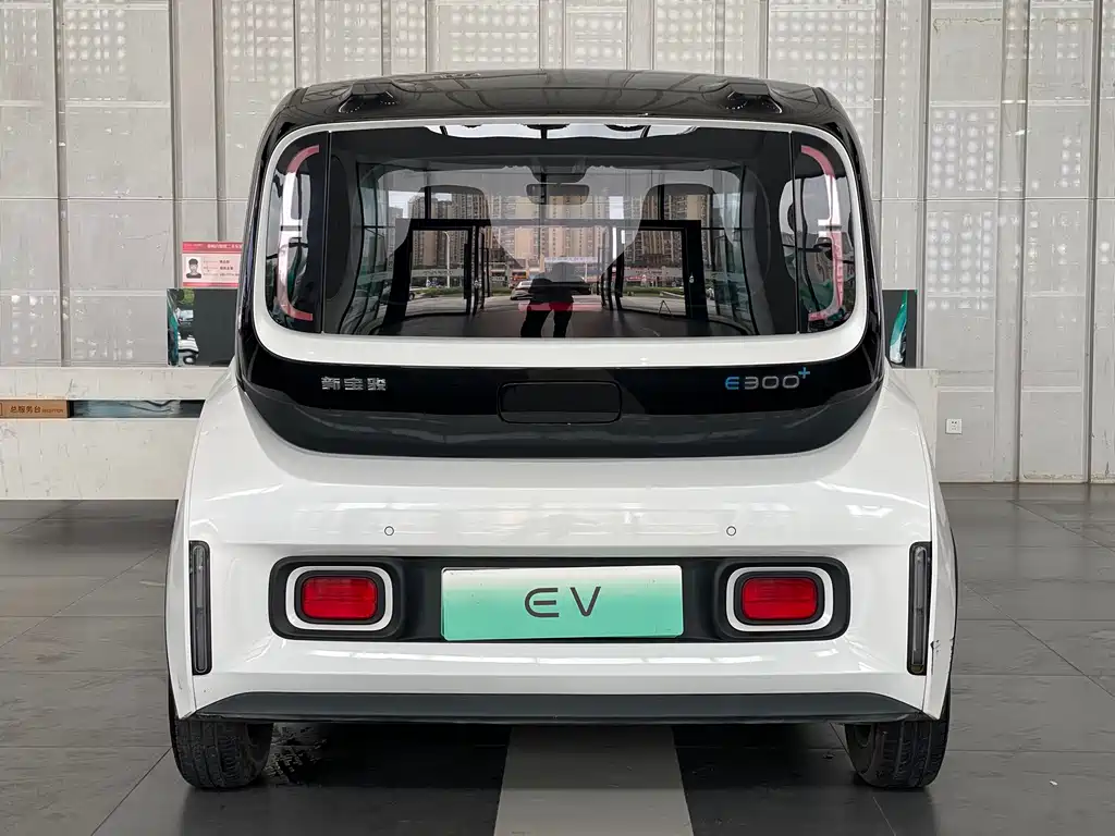Baojun E300 2021