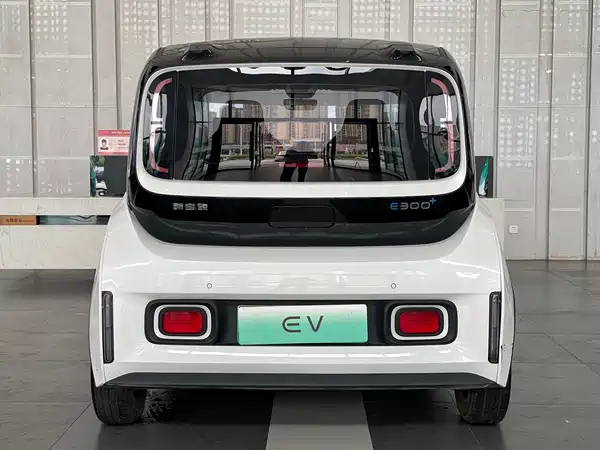 Baojun E300 2021