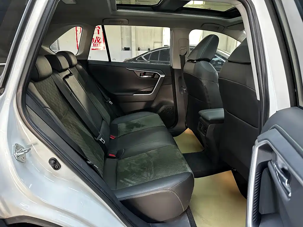 Toyota RAV4 2023 — фото 13