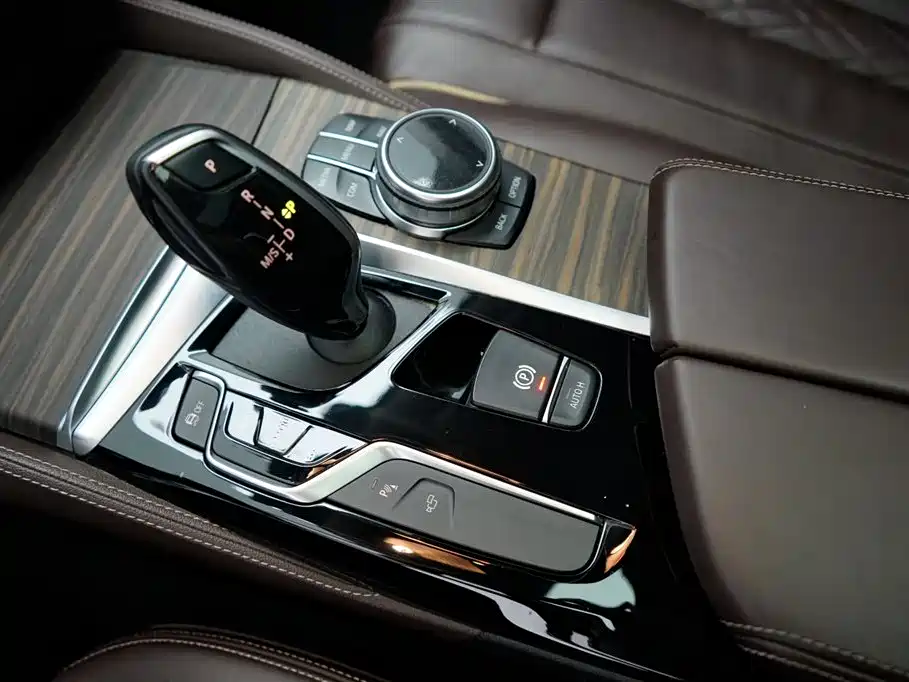 BMW 5 Series 2019 — фото 17