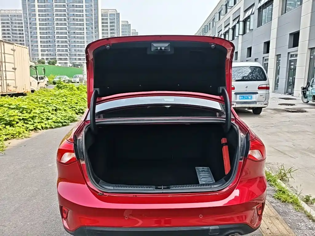 Ford Focus 2019 — фото 19