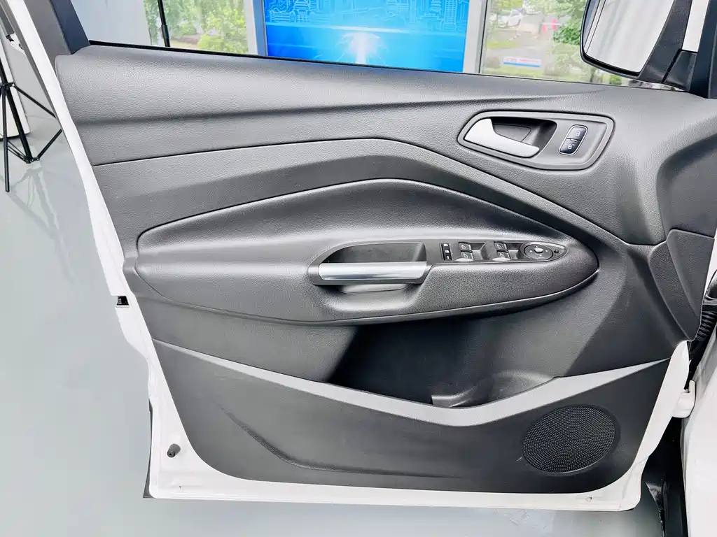 Ford Kuga 2017 — фото 11